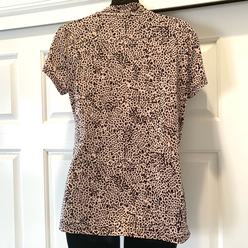 DKNY Animal Print faux wrap short sleeve stretch blouse, size medium - Picture 4 of 6